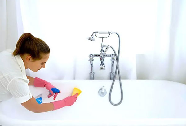 Mẹo làm sạch phụ kiện phòng tắm với nước ấm